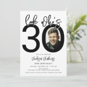 誰が30歳になったかなんて見てみて | 写真30歳誕生日招待状 招待状 (スタンド正面)