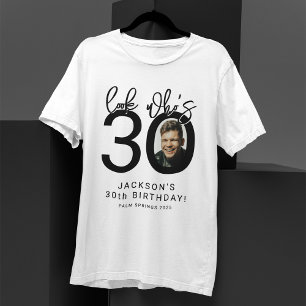 誰が30歳になったかなんて見てみて   写真 30歳誕生日Tシャツ Tシャツ