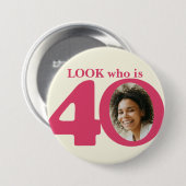 誰が40写真おもしろいピンククリームボタン/バッジ 缶バッジ (正面&裏面)