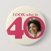 誰が40写真おもしろいピンククリームボタン/バッジ 缶バッジ (正面)