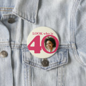 誰が40写真おもしろいピンククリームボタン/バッジ 缶バッジ (インサイチュ)