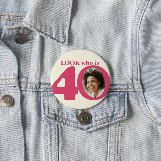 誰が40写真おもしろいピンククリームボタン/バッジ 缶バッジ (インサイチュ)