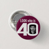 誰が40写真ダークレッド白40歳の誕生日だ 缶バッジ (正面&裏面)