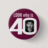 誰が40写真ダークレッド白40歳の誕生日だ 缶バッジ (正面)
