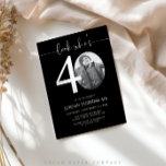 誰が40歳か見て | ブラック40th誕生日招待状 招待状<br><div class="desc">この祝黒いLook Who's 40 invitationを使用してタイムレスなスタイルでマイルストン40歳の誕生日！この黒いお洒落招待モダンは、エレガンスのtouchでシンプルさを好む人々に最適である。完全にカスタマイズ可能で、簡単にパーティー詳細を追加して、40歳の誕生日お祝いのトーンを設定するパーソナルで洗練されたスタイリッシュ招待状を作成できる。</div>