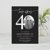誰が40歳か見て | ブラック40th誕生日招待状 招待状 (スタンド正面)