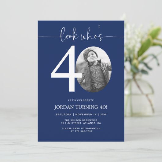 誰が40歳か見て | ブルー40th誕生日招待状 招待状 (スタンド正面)