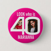 誰が40歳の誕生日を見る2つの写真ピンクのパーティー 缶バッジ (正面)