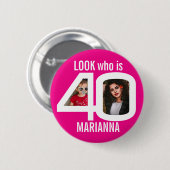 誰が40歳の誕生日を見る2つの写真ピンクのパーティー 缶バッジ (正面&裏面)