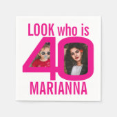 誰が40歳の誕生日を見る2写真ホットピンクのパーティー スタンダードカクテルナプキン (正面)