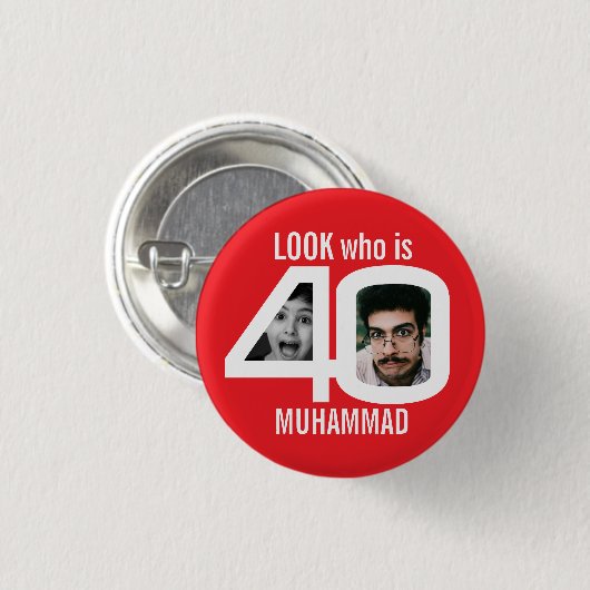 誰が40歳の誕生日を見る2写真赤いパーティー 缶バッジ (正面&裏面)
