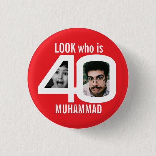 誰が40歳の誕生日を見る2写真赤いパーティー 缶バッジ (正面)