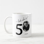 「誰が50歳かスタイリッシュら50誕生日 コーヒーマグカップ (左)