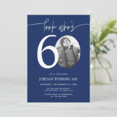 誰が60歳か見て | ネイビー60th誕生日招待状 招待状 (スタンド正面)