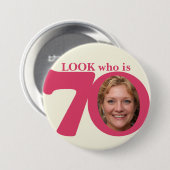 誰が70写真おもしろいピンククリームボタン/バッジ 缶バッジ (正面&裏面)