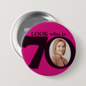 誰が70写真おもしろいホットピンクボタン/バッジ 缶バッジ (正面&裏面)