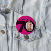 誰が70写真おもしろいホットピンクボタン/バッジ 缶バッジ (インサイチュ)