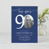 誰が90歳か見て | ネイビー90th誕生日招待状 招待状 (スタンド正面)