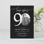 誰が90歳か見て | ブラック90th誕生日招待状 招待状 (スタンド正面)