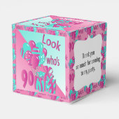 誰が90歳か見て |第90誕生日 – ピンクとターコイズ フェイバーボックス (裏面サイド)