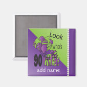誰が90歳か見て | 90誕生日 – 紫 マグネット (正面/裏面)