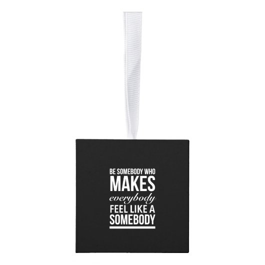 誰でも好きにしてくれる感じ人だ キューブオーナメント (右)