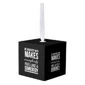 誰でも好きにしてくれる感じ人だ キューブオーナメント (裏面アングル)