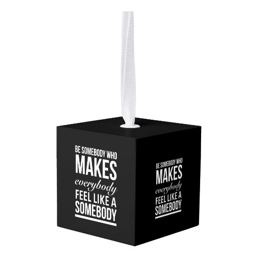 誰でも好きにしてくれる感じ人だ キューブオーナメント (裏面アングル)