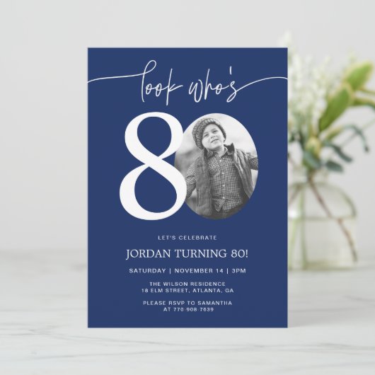 誰の80か | ネイビー80番目の誕生日招待状 招待状 (スタンド正面)