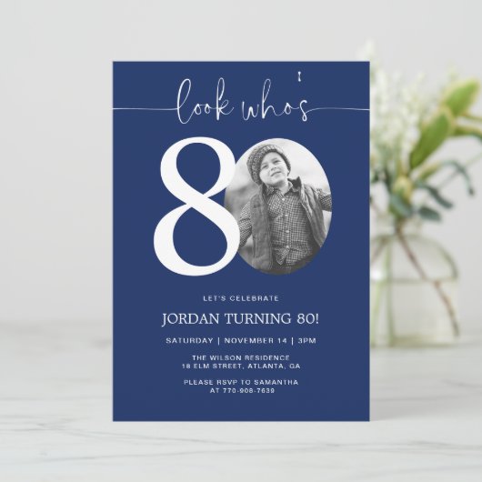 誰の80か | ネイビー80番目の誕生日招待状 招待状 (スタンド正面)