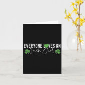 誰もがアイルランド人女性ラッキークローバーセントパトリを愛する カード (黄色い花)
