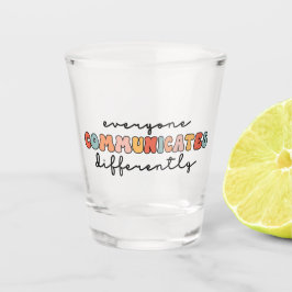 誰もがカラフル異なるコミュニケーションを取る ショットグラス