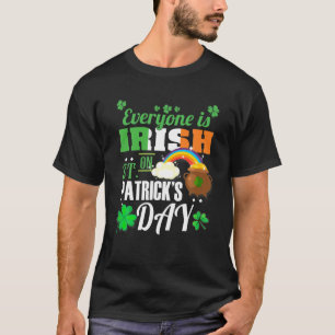 誰もがセントパトリックの日レインボーフーでアイルランド語 Tシャツ