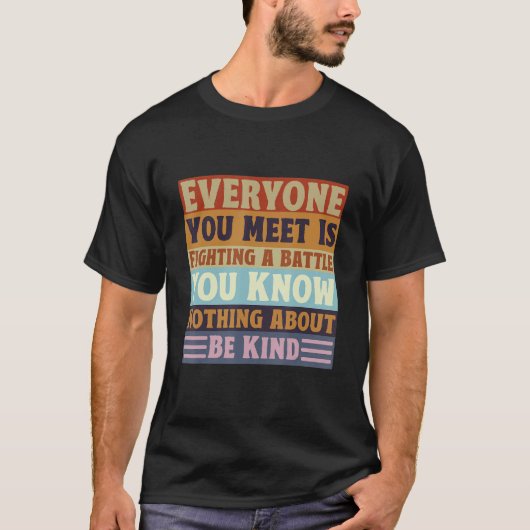 誰もが戦っている戦いは何も知らない Tシャツ (正面)