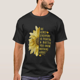 誰もが戦っている親切である Tシャツ