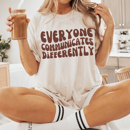 誰もが異なるコミュニケーションを取る |自閉症 | SPED Tシャツ