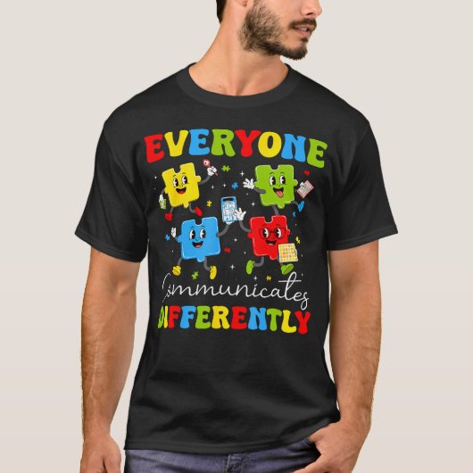 誰もが異なる方法でコミュニケーションをとる 自閉症 Tシャツ (正面)