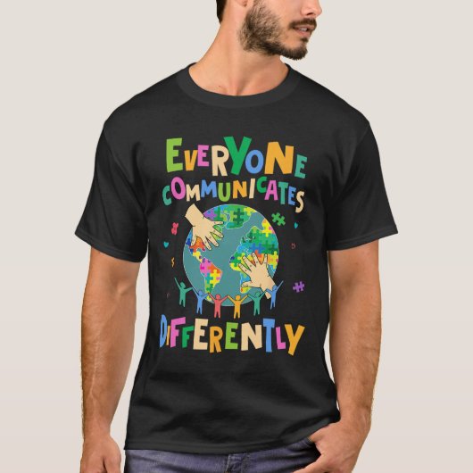誰もが異なる自閉症の世界の種類を伝える Tシャツ (正面)