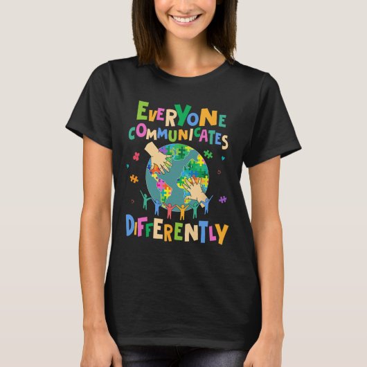 誰もが異なる自閉症の世界の種類を伝える Tシャツ (正面)