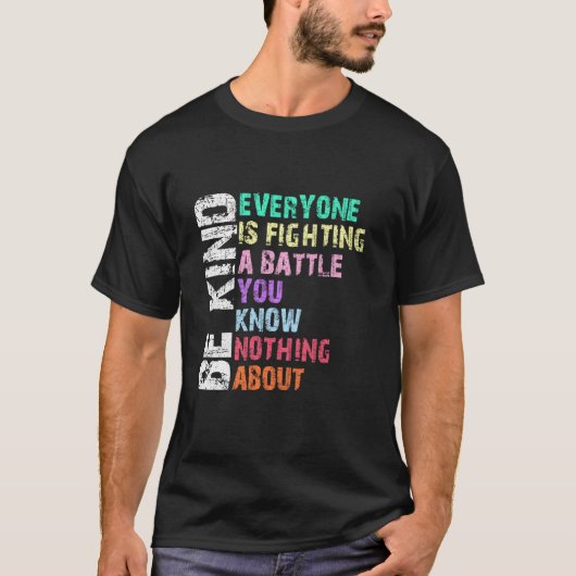 誰もが知らない戦いを戦っている優しい Tシャツ (正面)