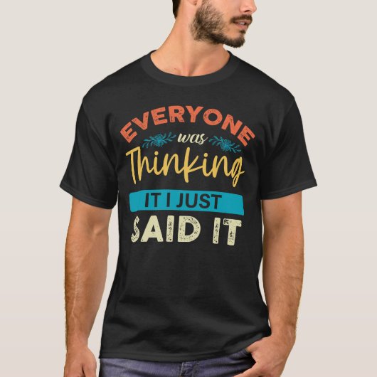誰もが考えの – 皮肉おもしろい的 Tシャツ (正面)