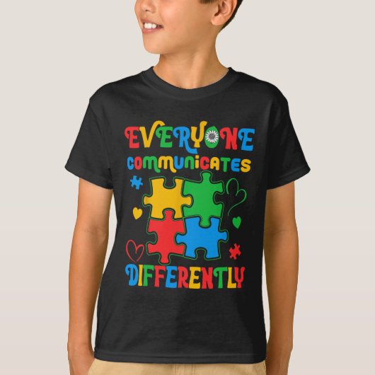 誰もが自閉症意識を異なる方法で伝える Tシャツ (正面)