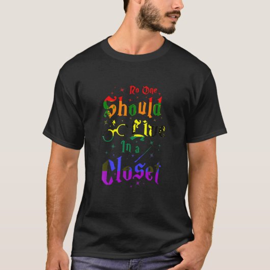 誰もクローゼットのシャツLGBTゲイPridに住むべきではない Tシャツ (正面)