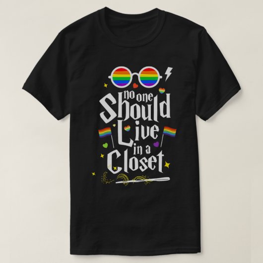 誰もクローゼットのLgbtゲイプライドTsHiに住むべきではない Tシャツ (デザイン正面)