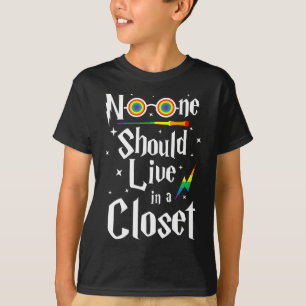 誰もクローゼットのLgbtqに住むべきではない意味No Tシャツ