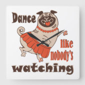誰もパグ犬を見ていないようガーリーに踊る スクエア壁時計 (正面)