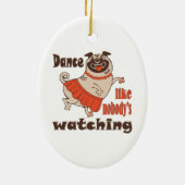 誰もパグ犬を見ていないようガーリーに踊る セラミックオーナメント (裏面)