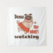 誰もパグ犬を見ていないようガーリーに踊る タペストリー (正面)