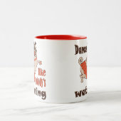 誰もパグ犬を見ていないようガーリーに踊る ツートーンマグカップ (中央)