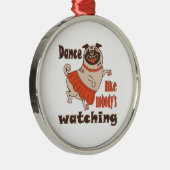 誰もパグ犬を見ていないようガーリーに踊る メタルオーナメント (右)